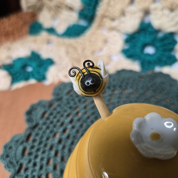 Ceramic Honey Miel Beehive Yellow Gold with Honey Dipper - Picture 8 of 12